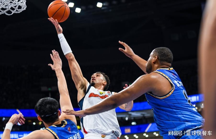 49图库官网-狂轰64分17板11助！奎因这两战杀红眼：广东下赛季该提前续约他